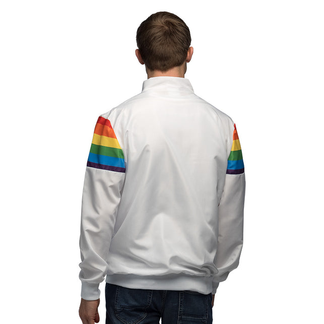 Achterkant van het regenboog trainingsjasje: wit rugpand met gekleurde banen op de mouwen