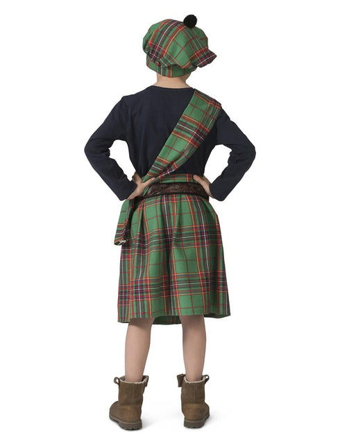 Achterkant van de Schotse kinderkilt met sjaal over de rug en muts met zwarte pompon