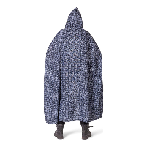 Achterkant van de zwarte schedelprint cape met doorlopend doodshoofdmotief