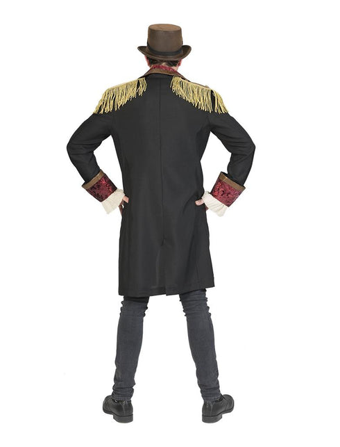Achterzijde van het steampunk herenpak met gouden epauletten en bordeauxrode manchetomslagen