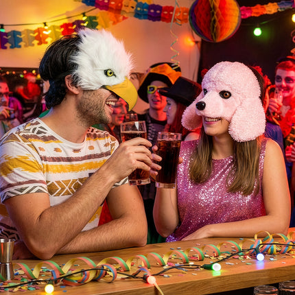 Adelaar halfmasker gedragen op een carnavalsfeest, mond vrij om te drinken