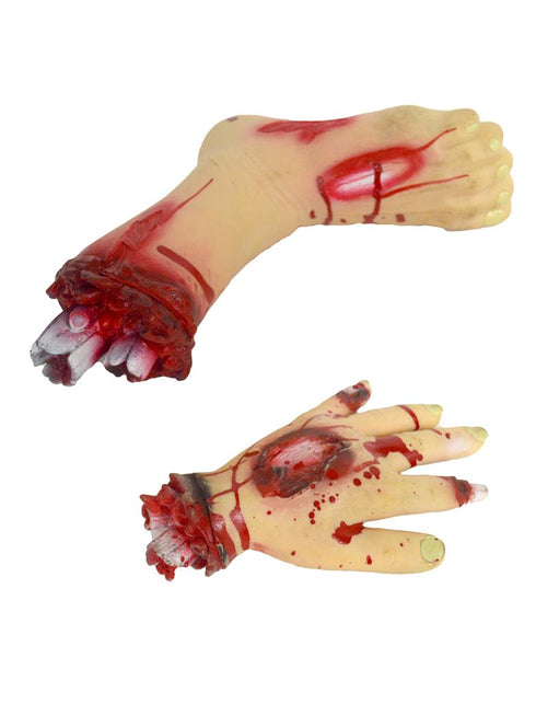 Afgehakte hand en voet van latex met bloedrode wonden en blootliggend bot, halloweendecoratie