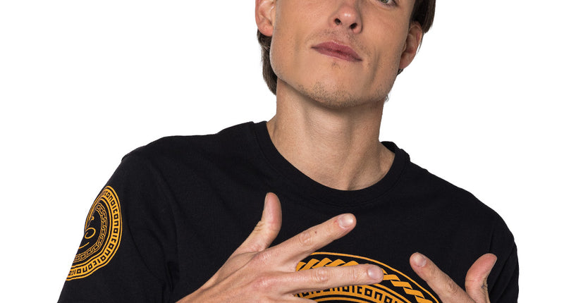 Armband Pimp zilver Rapper met grove schakels om de pols van een man in zwart shirt bij een rapperlook