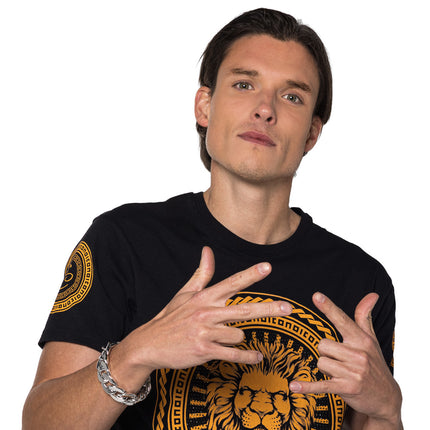 Armband Pimp zilver Rapper met grove schakels om de pols van een man in zwart shirt bij een rapperlook