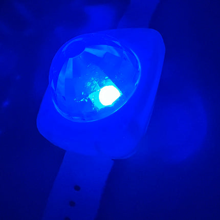 Armband met rgb licht in fel blauw, close-up van de witte behuizing op de band