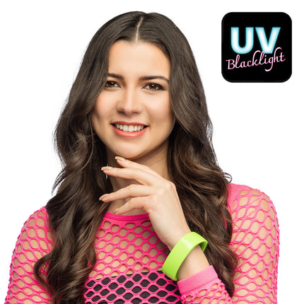 Armband Vivid neongroen, brede glanzende band om de pols van een vrouw, oplichtend onder uv-licht op een neonparty