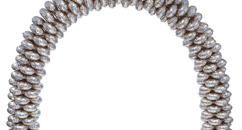 Ballonboog zilver van 300 x 220 cm, dicht bezet met ronde zilverkleurige folieballonnen op twee voetstukken