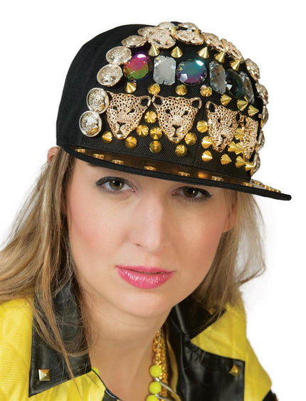Baseballpet met studs en gems, zwart met gouden panterkopjes en kleurige stenen boven de platte klep
