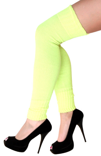 Beenwarmers fluor geel, lang geribbeld model tot over de knie, gedragen op een neonfeest