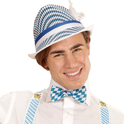 Beiers strikje blauw-wit gedragen op een wit hemd bij een Oktoberfest-look