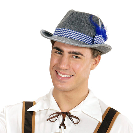 Beierse fedora met blauwe veren gedragen door man bij lederhosen op het Oktoberfest