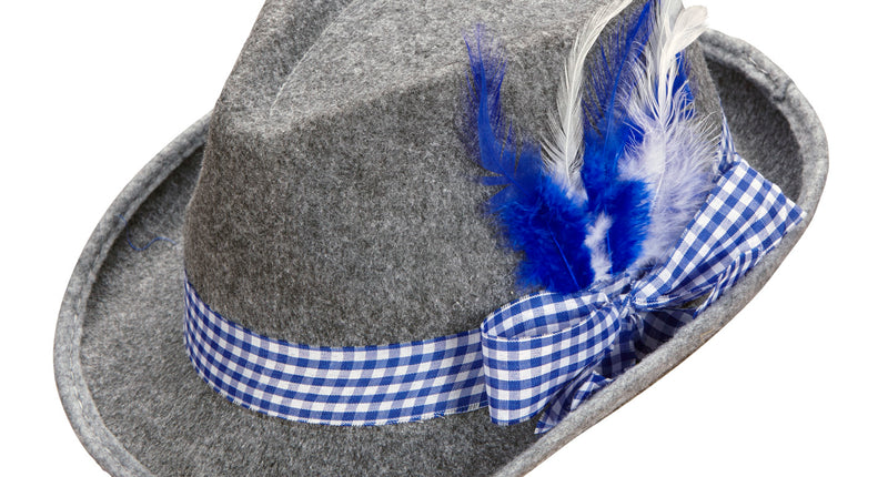 Beierse fedora met blauwe veren, grijze hoed met blauw-wit geruite band en strik
