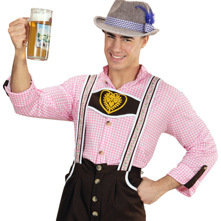 Beierse fedora met blauwe veren op heren Oktoberfestlook met bretels en karobloes