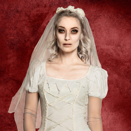 Bleek spookbruidgezicht in wit en bruin geschminkt met vetschmink uit het halloweenpalet