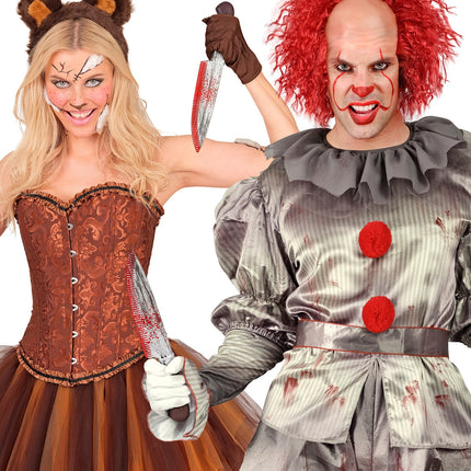 Bloederig mes vastgehouden door twee modellen in horrorkostuums op een Halloweenfeest