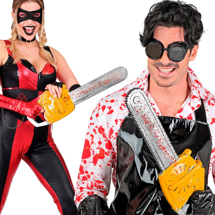 Bloederige kettingzaag 54 cm gedragen door dame en heer in horroroutfit voor Halloween