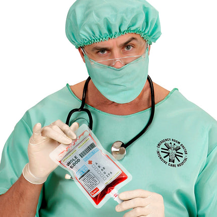 Bloedzak drinkzakje vastgehouden bij een dokterskostuum met handschoenen, Halloween
