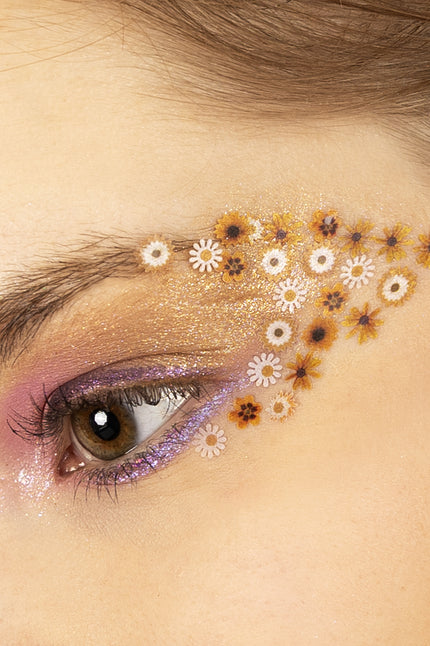 Bloemetjes in wax geel op de ooghoek, gele en witte bloemetjes in een boog voor een flowerpowerlook