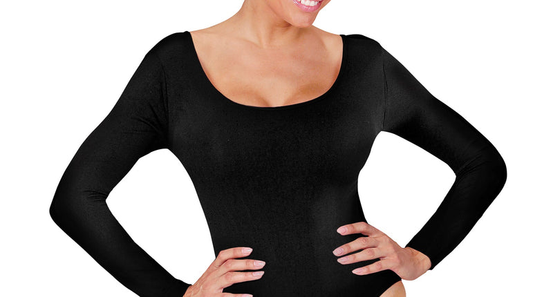 Body dames met lange mouwen en ronde, laag uitgesneden hals, vooraanzicht op model met handen in de zij