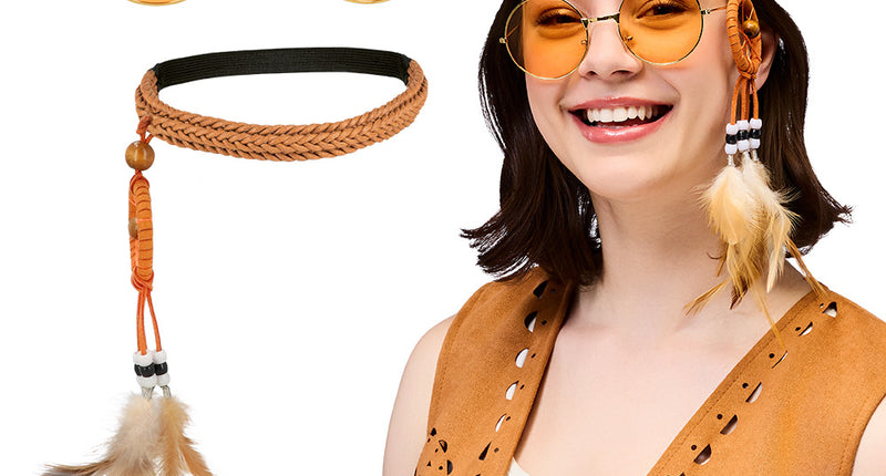 Boho set met gevlochten hoofdband met veren en ronde oranje partybril, los en gedragen bij een hippielook