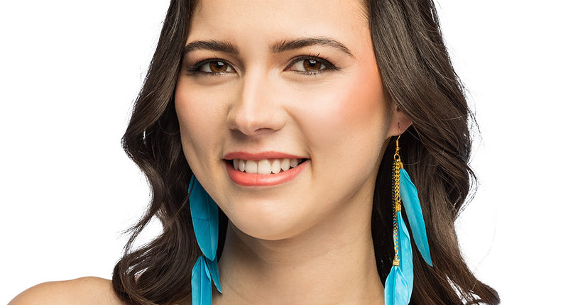 Boho veren oorbellen blauw gedragen door een vrouw, lange veren tot op de schouders voor een hippiefeest