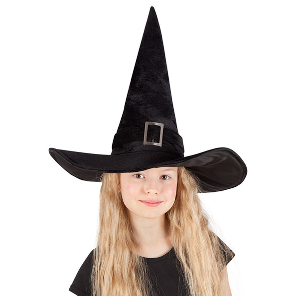 Heksenhoed kind Kendra in zwart met brede golvende rand en vierkante gesp, gedragen door meisje op Halloween