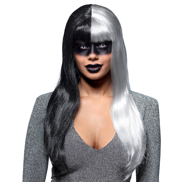 Pruik Evil temptress zwart wit, lang steil haar half zwart half wit, gedragen met Halloweenschmink
