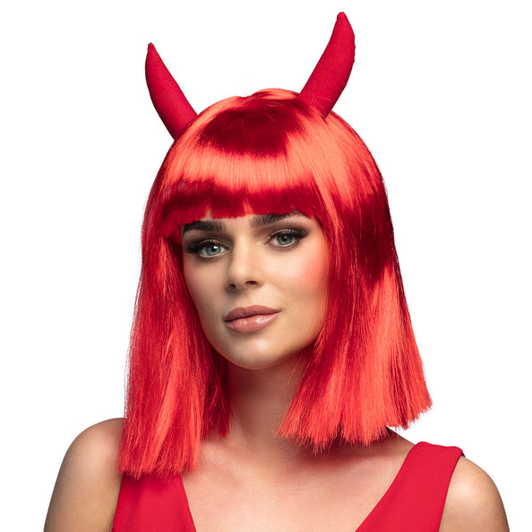 Duivelin pruik rood met hoorns, steile bob met rechte pony, voor dames op Halloween