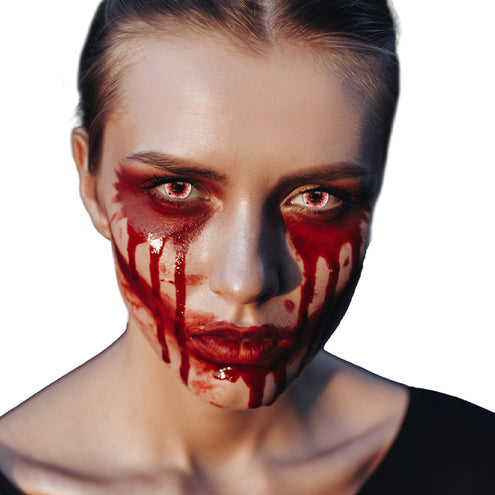 Model met rode Blood splatter lenzen in beide ogen en rode druipers over de wangen voor een zombielook
