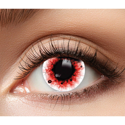 Close-up van de rode Blood splatter lens: witte iris, rode adertjes en zwarte spikkels rond de pupilrand