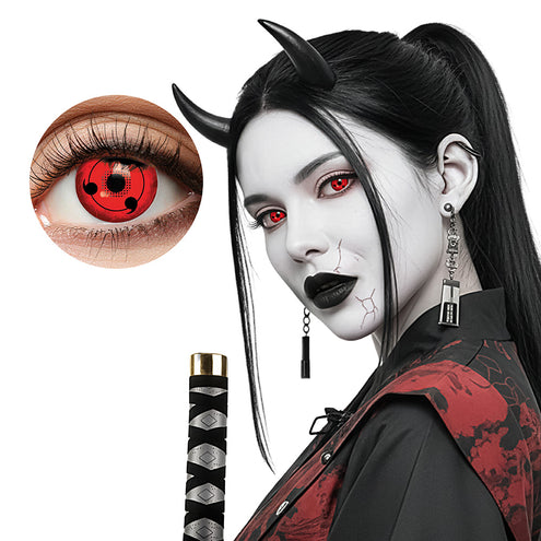 Rode contactlenzen Cursed demon gedragen met zwarte hoorntjes en bleke schmink op Halloween