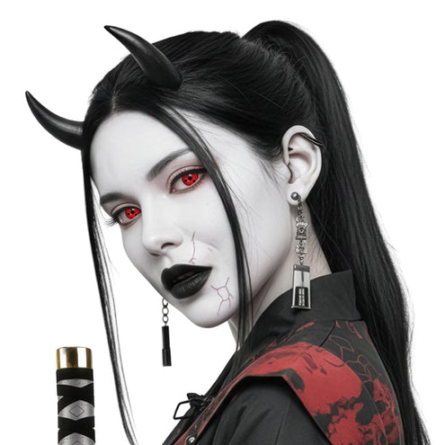 Felrode Cursed demon lenzen in beide ogen bij een bleke demonenlook met zwarte lippen