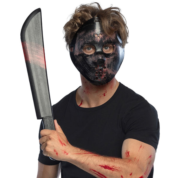 Set Killer machette en hockey masker gedragen met zwart shirt en kunstbloed op de arm, voor Halloween