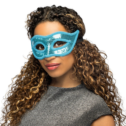 Venetiaans oogmasker met pailletten in turquoise, gedragen door vrouw met zwart bandje