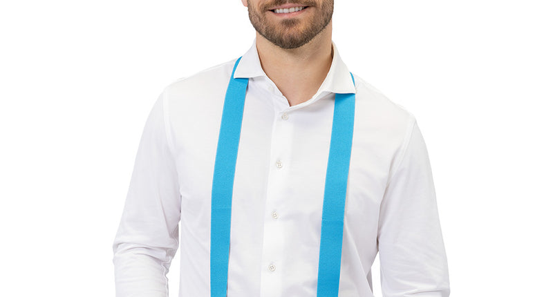 Bretels Basic blauw met zilverkleurige clips, gedragen over een wit overhemd en spijkerbroek voor carnaval