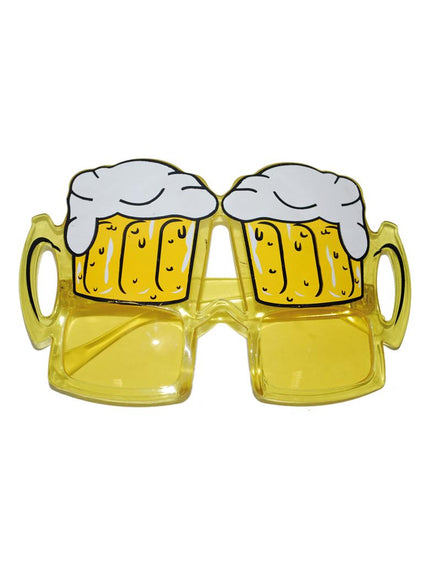 Bril bierglazen in doorschijnend geel met twee bierpullen met schuimkraag en handvatten als zijstukken
