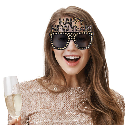 Bril happy new year gedragen door vrouw, zwart montuur met gouden studs voor oud en nieuw
