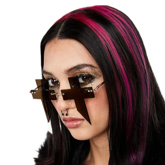 Bril kruis zwart gedragen op het gezicht, kruisvormige glazen tot over de wangen, voor een gothicfeest