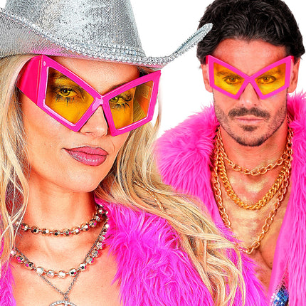 Bril oversized neon roze gedragen door dame en heer op een neonparty