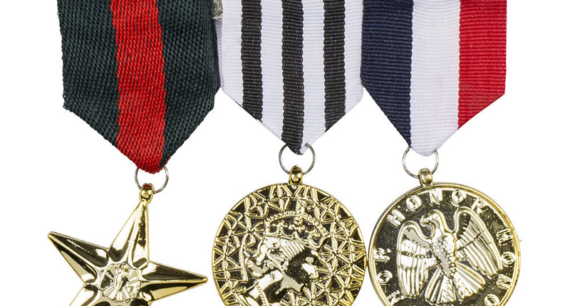 Broche eremedailles goud met ster, gekroond portret en adelaar aan drie gestreepte linten