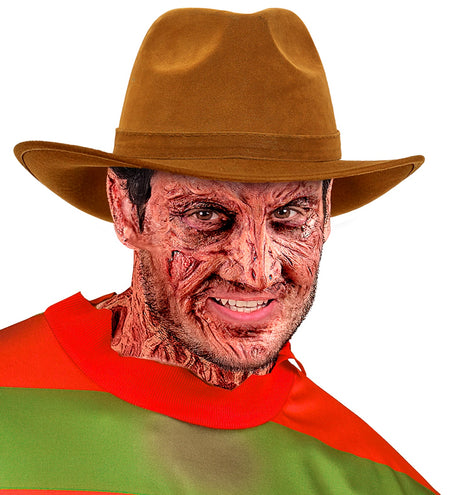 Bruine fedorahoed op een horrorlook met gestreepte trui en gehavende schmink, Halloween