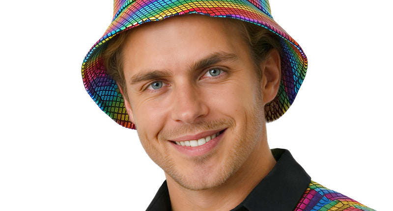 Bucket hat disco regenboog met metallic tegeltjes, gedragen door een man voor een discofeest