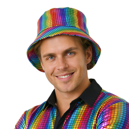 Bucket hat disco regenboog met metallic tegeltjes, gedragen door een man voor een discofeest