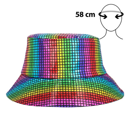 Bucket hat disco regenboog met verticale regenboogbanen, zwart omlijnde tegels en hoofdomtrek 58 cm