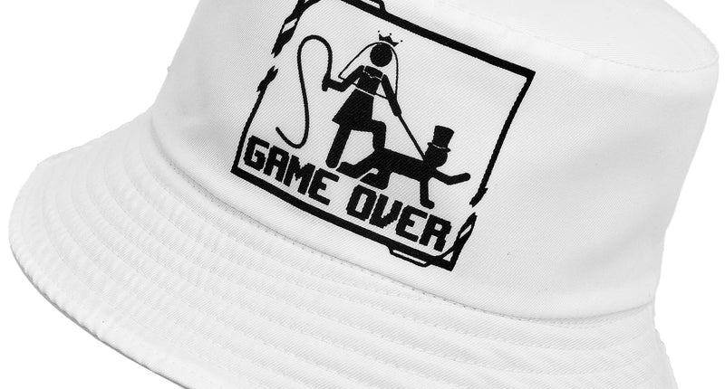 Bucket hoed game over voor heren in wit met zwarte opdruk van bruid en bruidegom, vooraanzicht