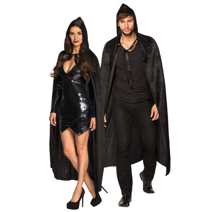 Cape Darkness, lange zwarte cape met kap, gedragen door een dame en een heer voor Halloween