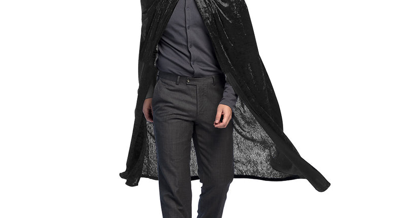 Cape Dawn zwart met opstaande kap, gedragen over grijze kleding, voor Halloween