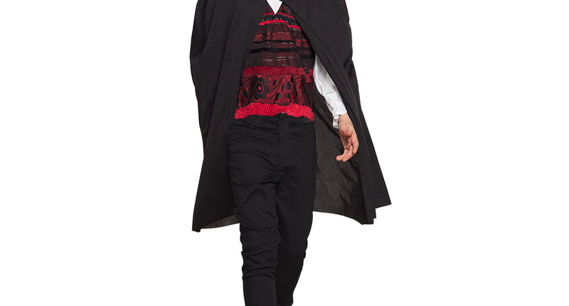 Cape kind Dusk, zwarte kindercape met vaste kap over zwarte broek en wit hemd, voor Halloween