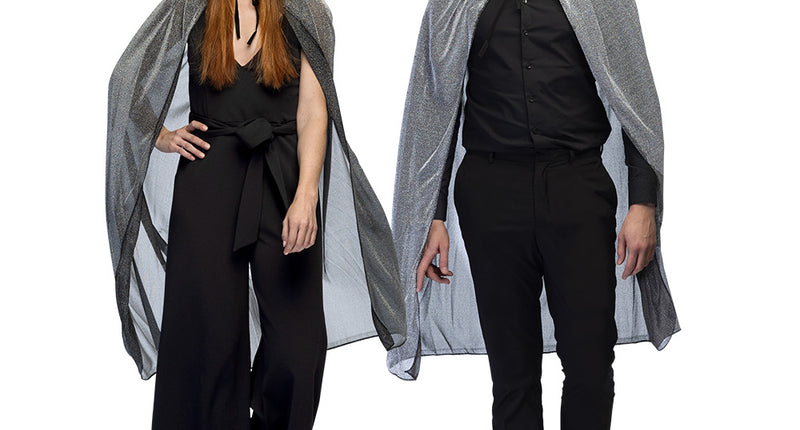 Cape Night sky zilver met capuchon, gedragen door dame en heer over zwarte kleding voor Halloween