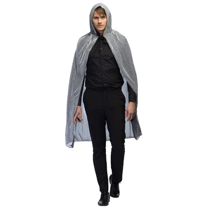 Cape Night sky zilver bij heren, open gedragen over zwart hemd met zwart halslint